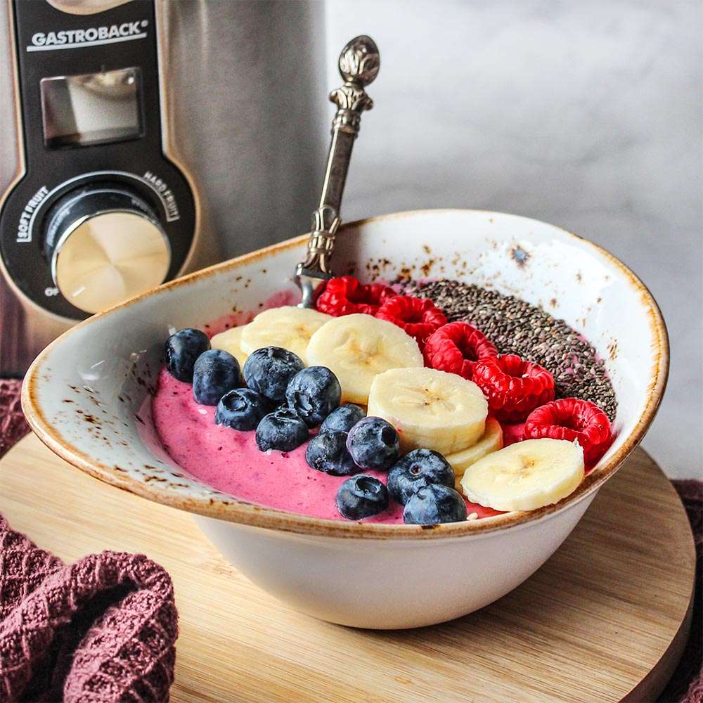 Lila-Fruehstuecksbowl-mit-Heidelbeeren-Himbeeren-Chiasamen-und-Banane