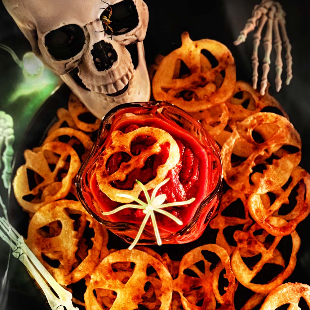 Halloween-Kartoffelchips in Kürbisform mit blutiger Tomatensauce | GASTROBACK® Ofen - GASTROBACK® Heißluftfritteuse - GASTROBACK® Stabmixer Halloween-Kartoffelchips in Kürbisform mit blutiger Tomatensauce | GASTROBACK® Ofen - GASTROBACK® Heißluftfritteuse - GASTROBACK® Stabmixer