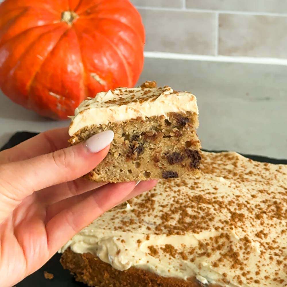 Pumpkin-Spice-Banana-Bread-mit-Zimt-Swirl-and-Cream-Cheese-Frosting