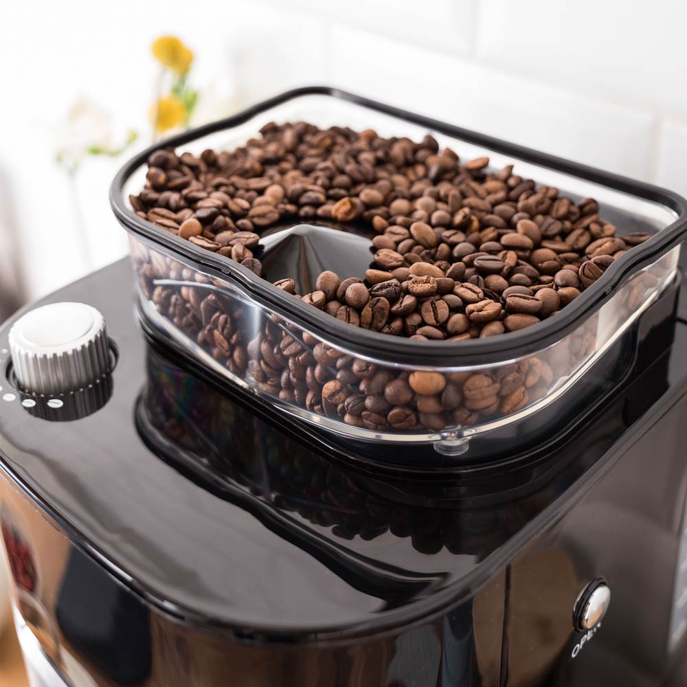 Filter coffee machine with integrated grinder