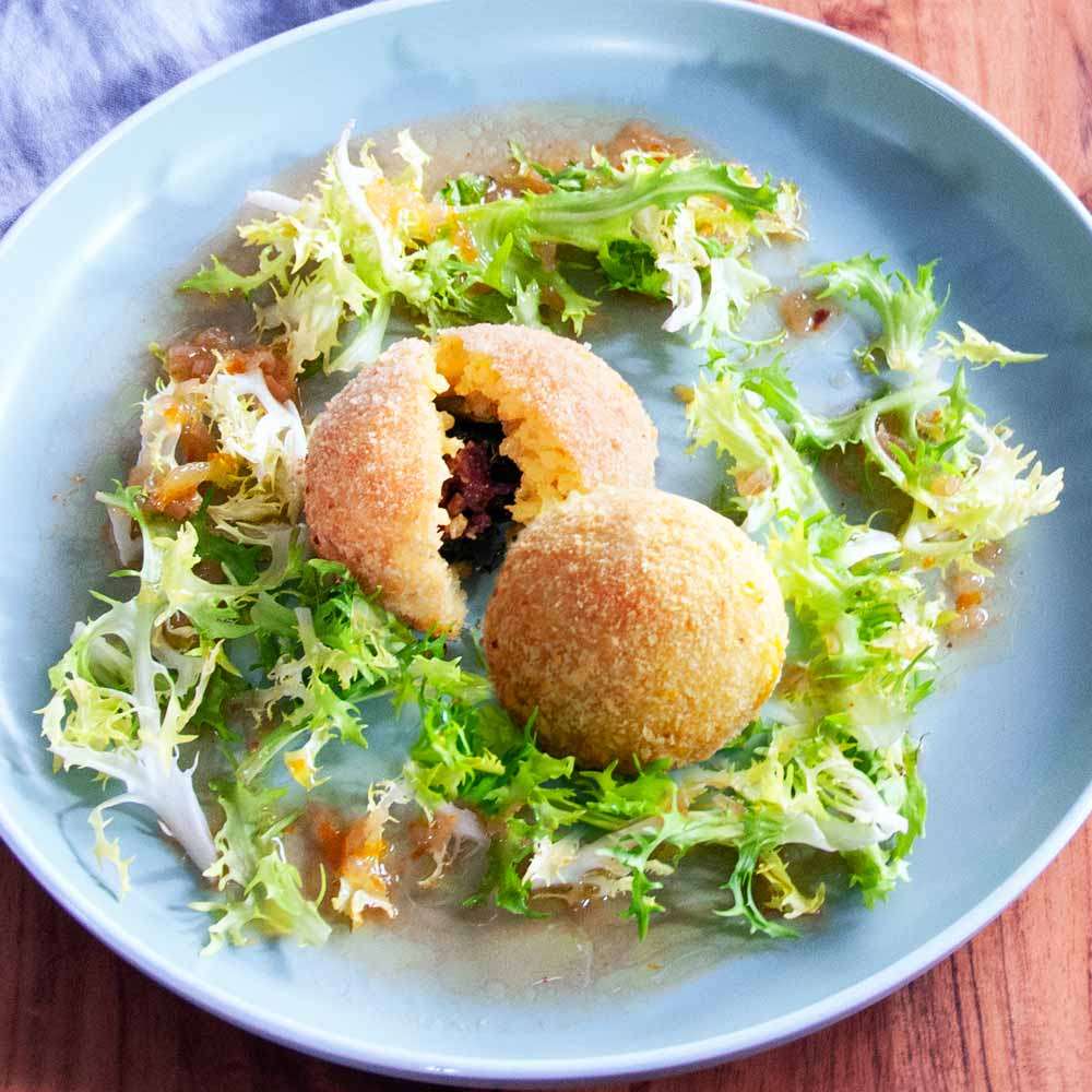 Arancini (di Riso) mit Schwarzkohl-Kochwurst-Füllung aus dem GASTROBACK Design Ofen Air Fry & Pizza - für Cornelia Poletto!