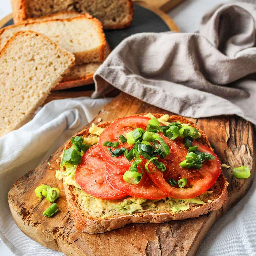 Tomaten-Avocadobrot_-_GASTROBACK-Brotbackautomat-Rezept