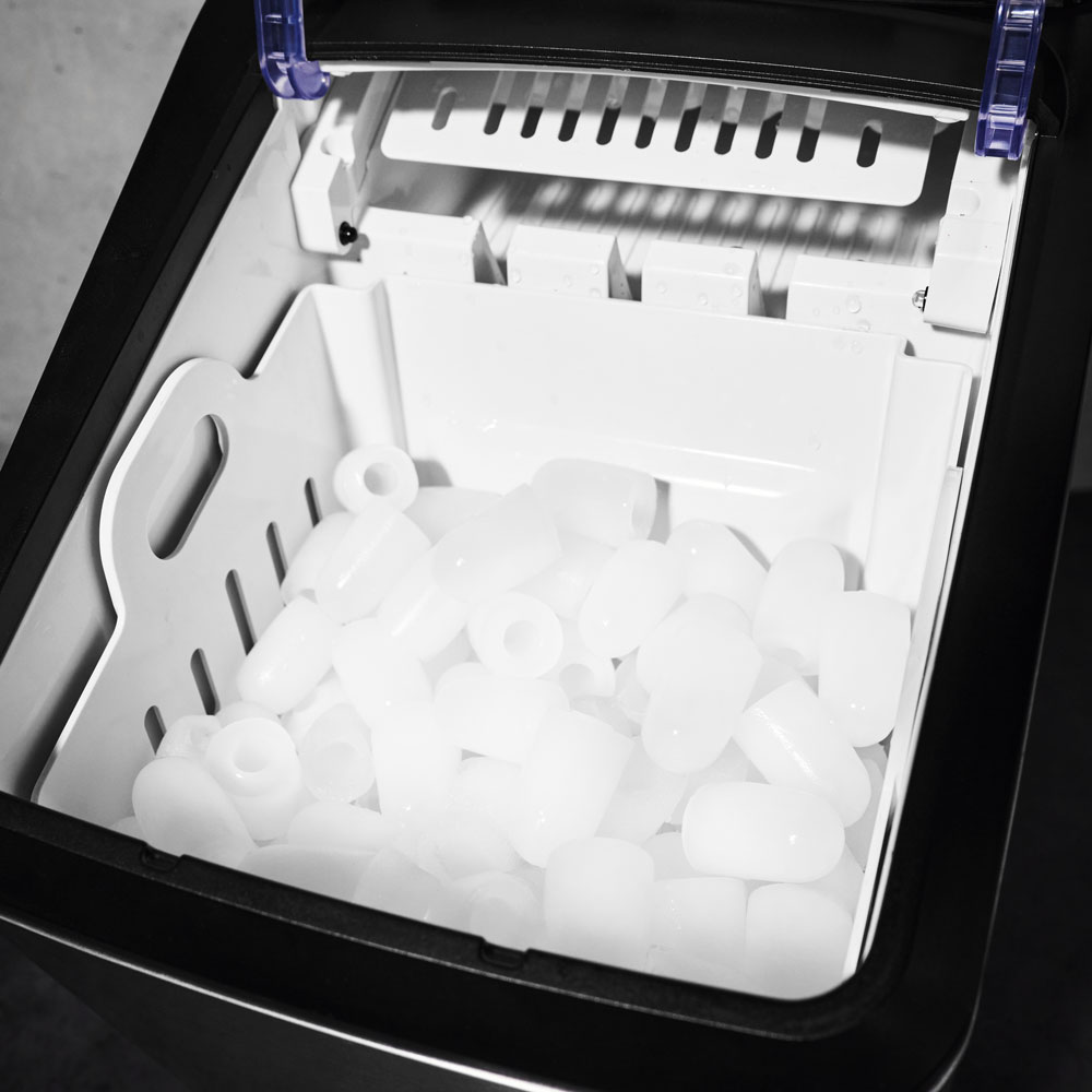 It produces 9 ice cubes per cycle (7 up to 15 minutes) and up to 15 kg/day (up to 75 ice cubes/hour)