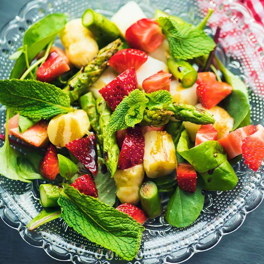 Spargelsalat_mit_Minze_und_Erdbeeren_1000px