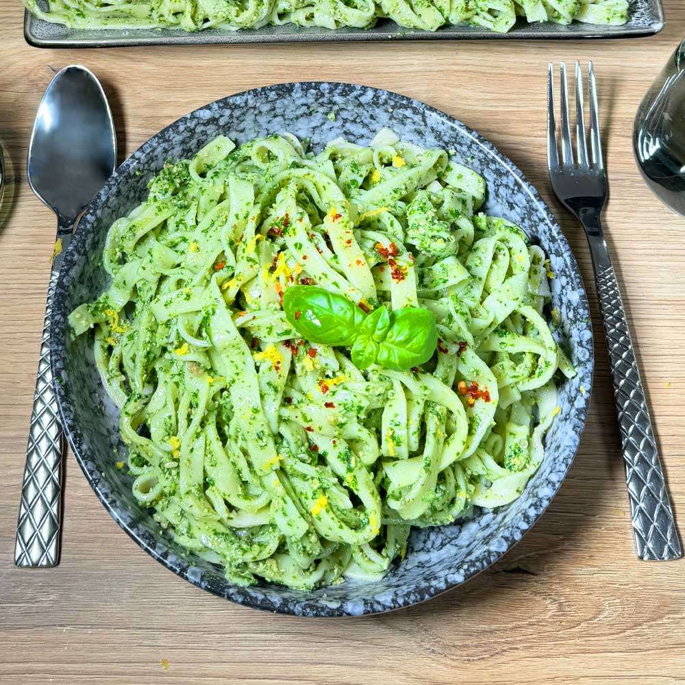 Fettuccine-mit-Rucola-Spinat-Pesto