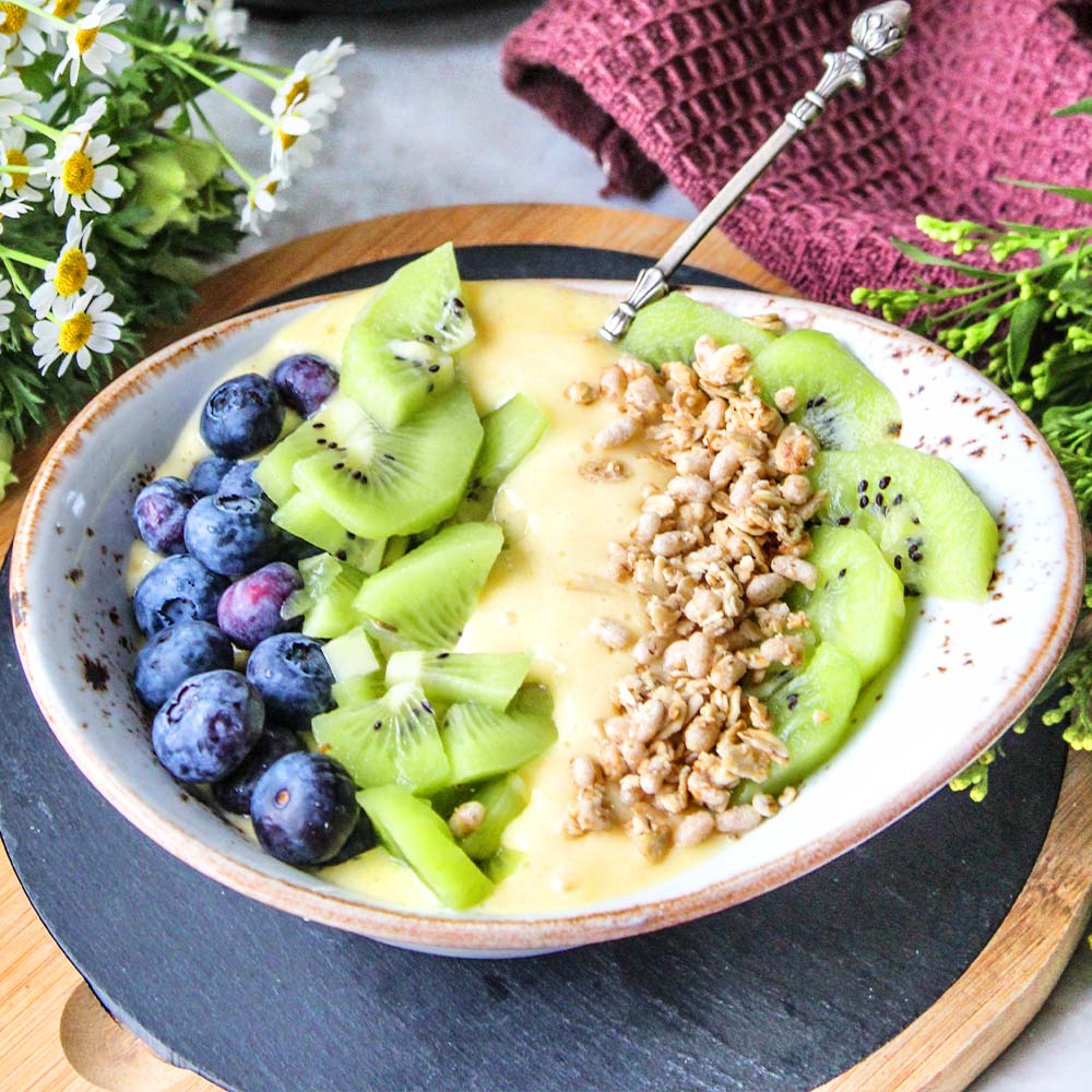 Frühstücks-Bowl mit Bananen, Kiwi und Beeren | GASTROBACK® Entsafter Frühstücks-Bowl mit Bananen, Kiwi und Beeren | GASTROBACK® Entsafter