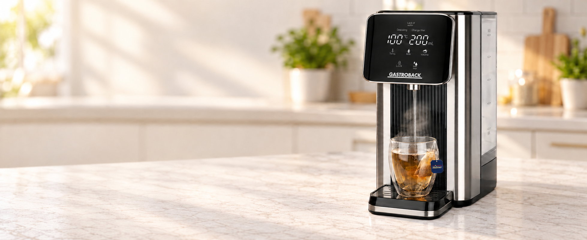 GASTROBACK Quick Tea mit einer frisch zubereiteten Tasse Tee