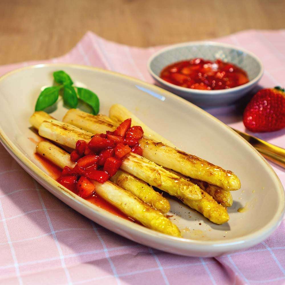 Gebratener_Spargel_mit_Erdbeer-Salsa