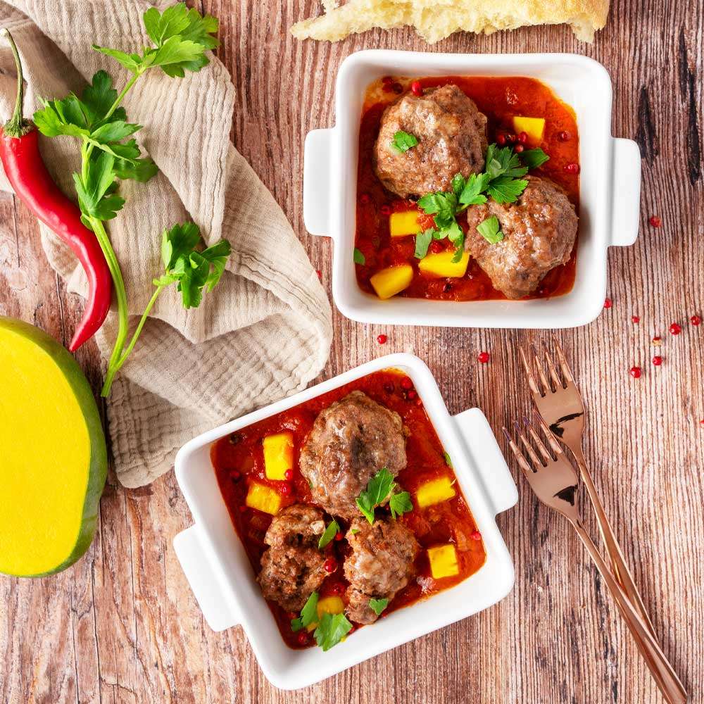 Fruchtiges-Tomatencurry-mit-Frikadellen