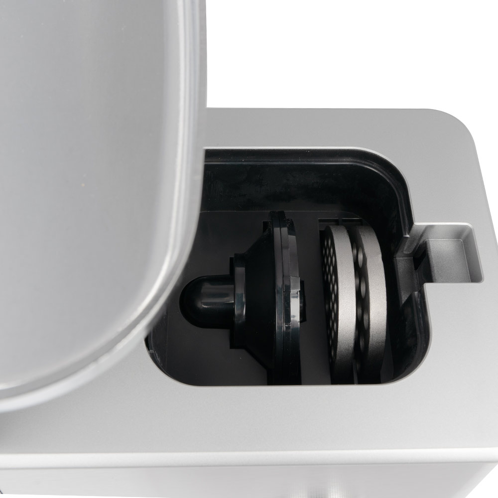 GASTROBACK® Fleischwolf - 41407 - Design Fleischwolf 6-in-1 Plus #6 - Detailansicht des integrierten Stauraums im Gastroback Design Fleischwolf 6 in 1 Plus, zeigt Zubehör- und Ersatzteilraum für Scheiben